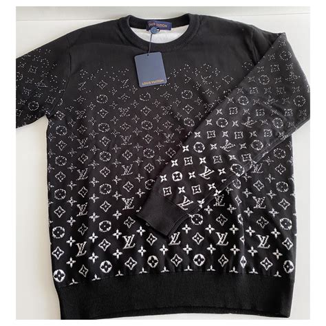 Discover Louis Vuitton Embossed Signature Sweater Top Fresh seasonal detailing elevates this short-sleeved sweater with an understated contemporary feel. . Louis vuitton sweater women